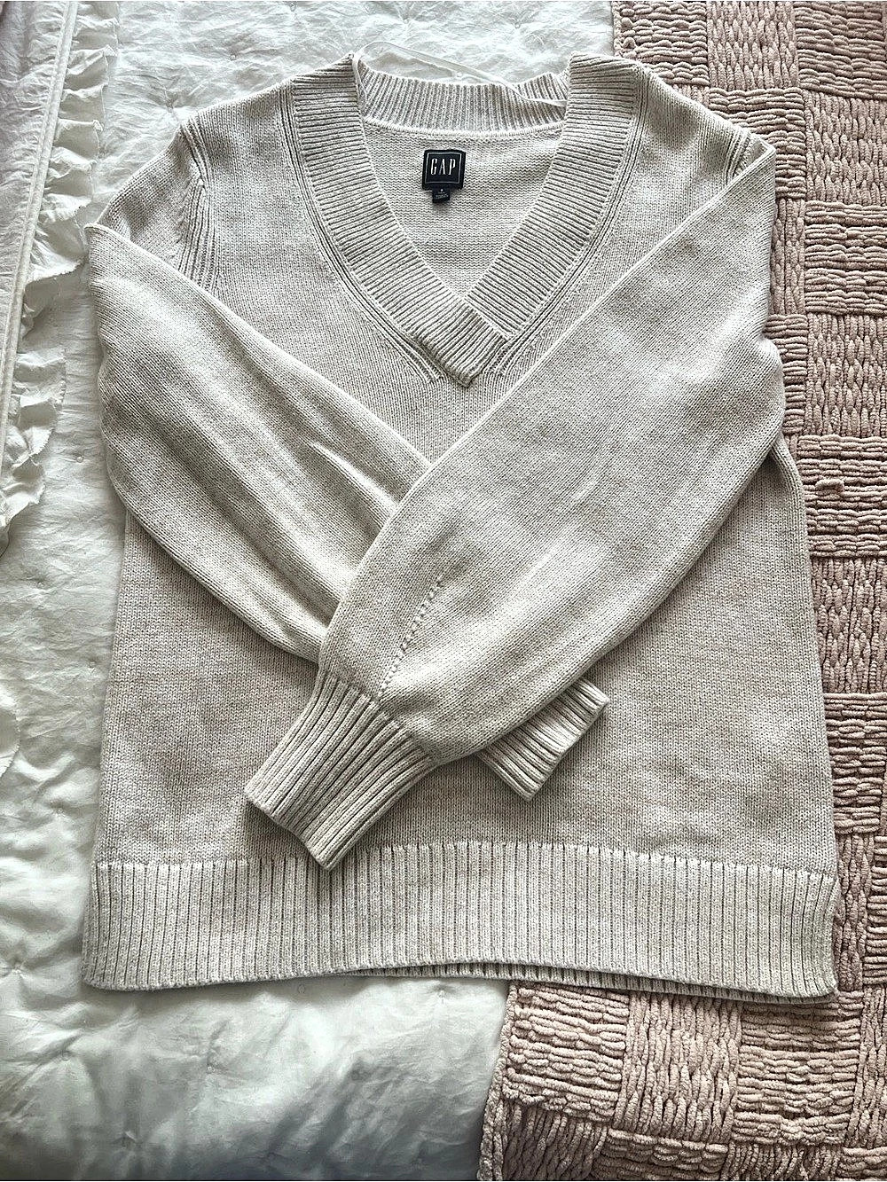Gap V-Neck Sweater in Cream Size Small Tall Like New